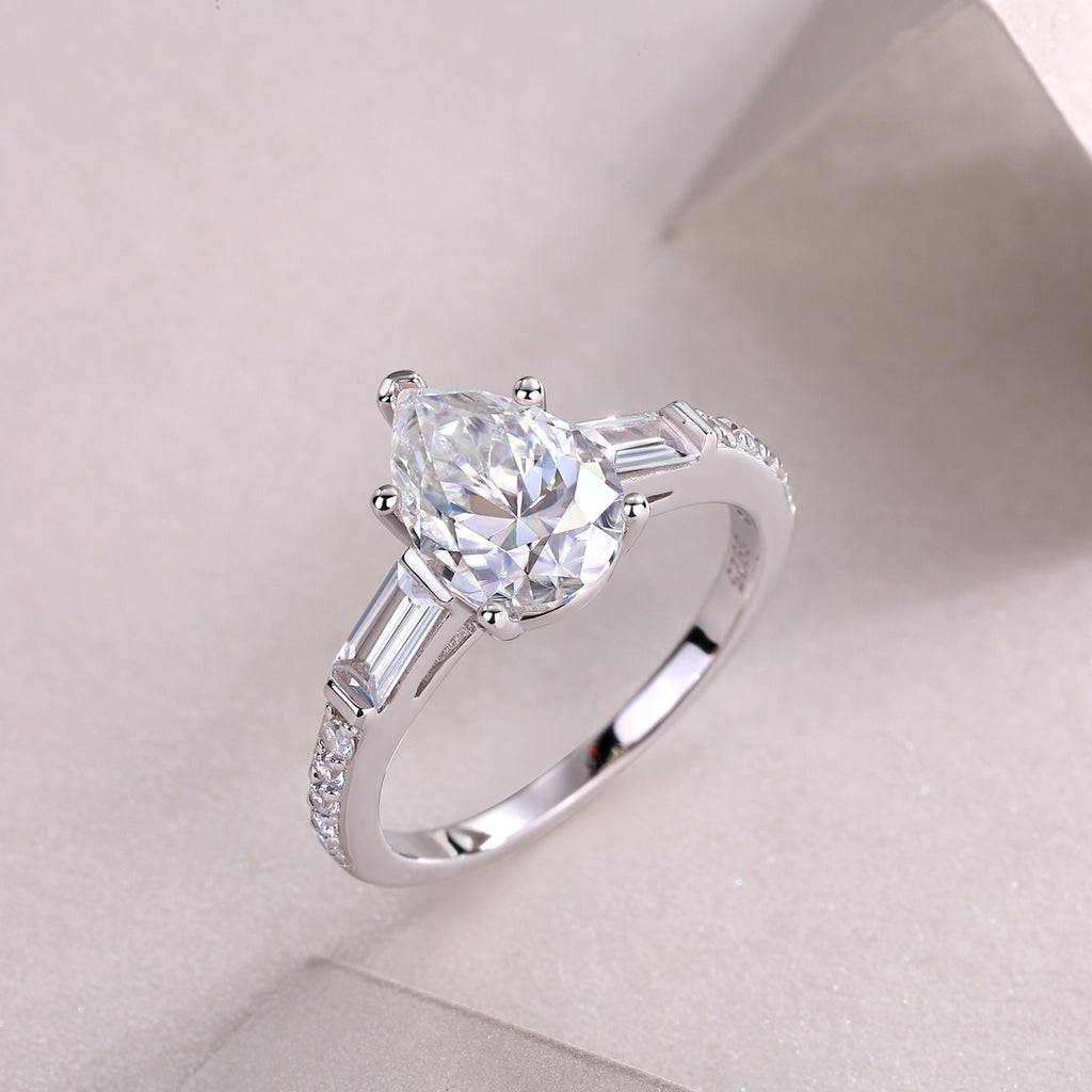 Radiant Majesty – Moissanite Silver Ringa