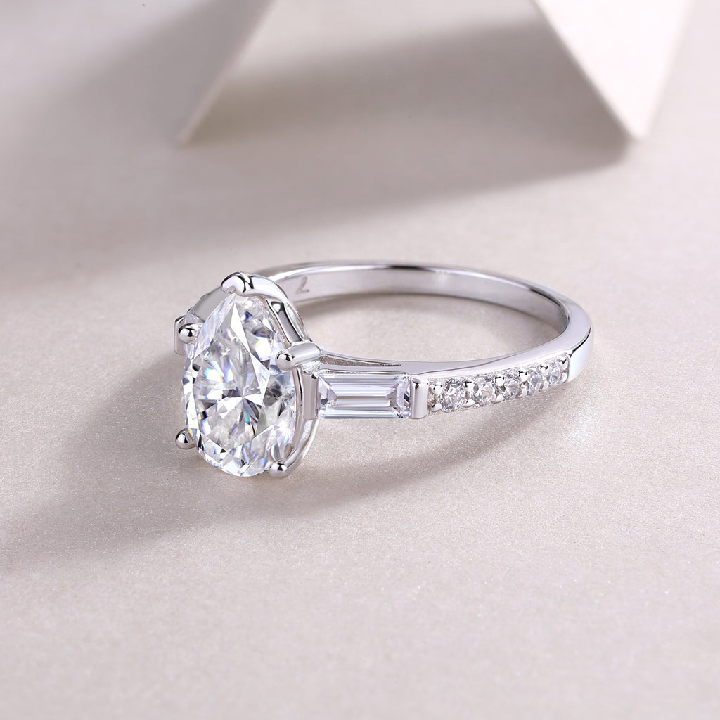 Radiant Majesty – Moissanite Silver Ringa