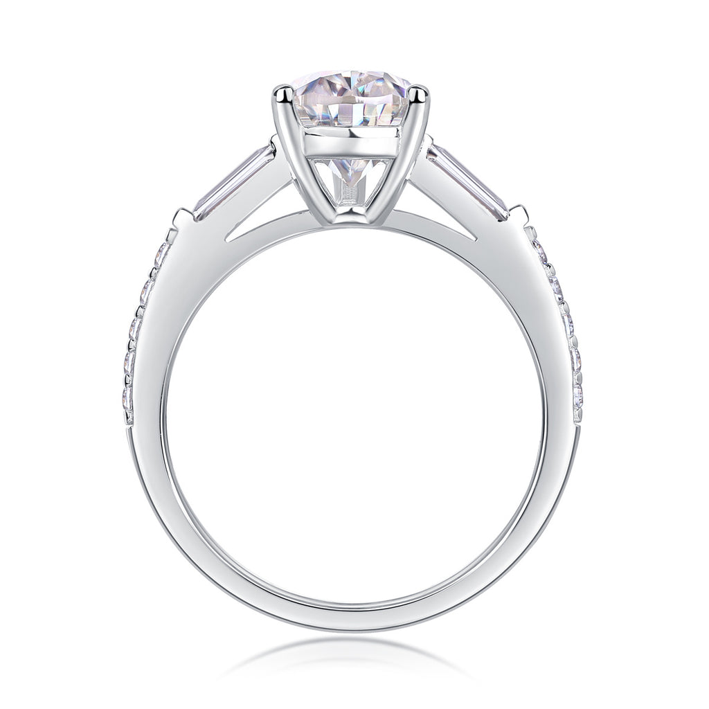 Radiant Majesty – Moissanite Silver Ringa